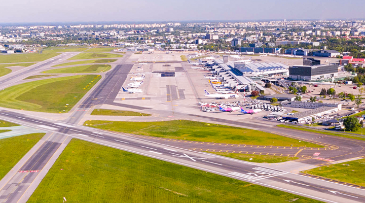 Lotnisko Chopina - widok z góry na pasy startowe, płytę lotniska i terminal (fot. FILMOLOT, lotnisko-chopina.pl)
