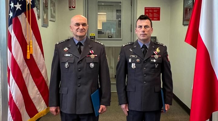 Płk Tomasz Wiak oraz płk Tomasz Lenart odznaczeni amerykańskim Medalem za Chwalebną Służbę (fot. Ambasada USA w Polsce)