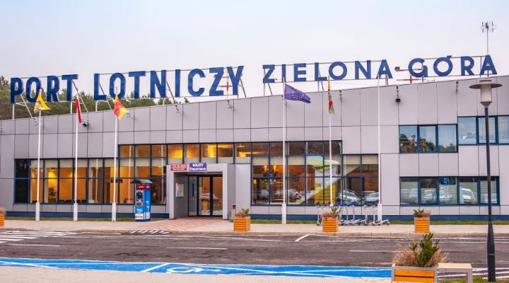 Port Lotniczy Zielona Góra-Babimost - terminal z bliska (fot. Polskie Porty Lotnicze)