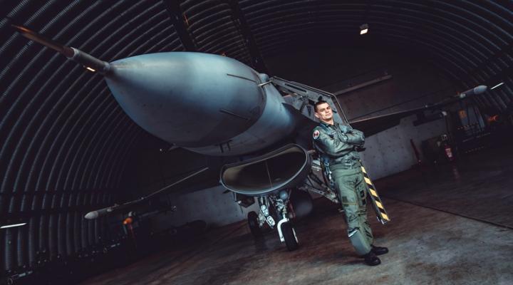 Ppłk Łukasz Gradziński przy samolocie F-16 (fot. Maciej Lipiński)