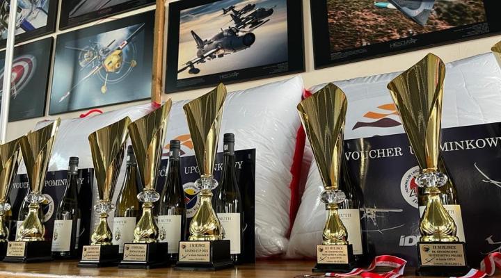 Puchary i medale dla zwycięzców majowych zawodów szybowcowych w Lesznie (fot. Aeroklub Leszczyński)