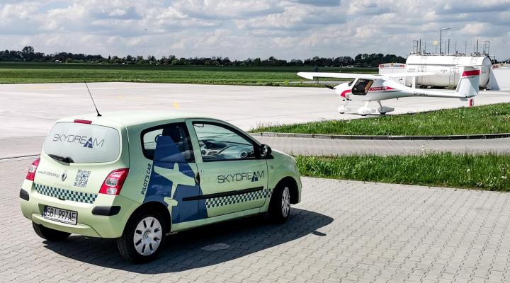 Samochód na lotnisku w Gliwicach - samolot i stacja paliw w tle (fot. Skydream)