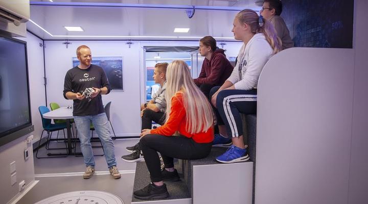 W Gdańsku otwarto mobilną pracownię Newton Room dla przyszłych pilotów (fot. newtonroom.com)