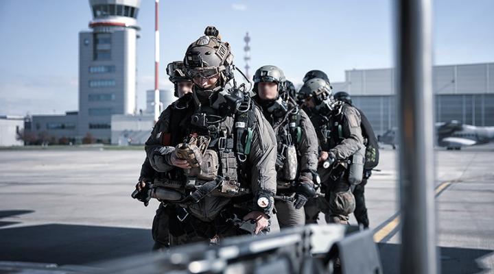 Żołnierze 6 Brygady Powietrznodesantowej na lotnisku (fot. Sebastian Brzezina, 6BPD)