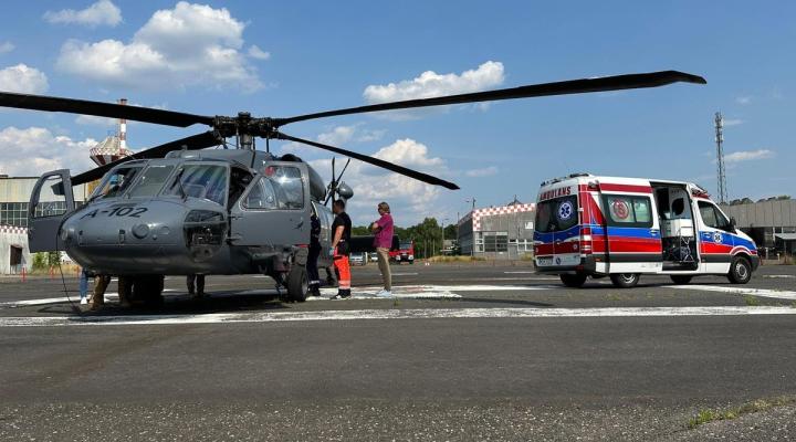 Black Hawk Policji na lotnisku podczas akcji medycznej (fot. policja.pl)