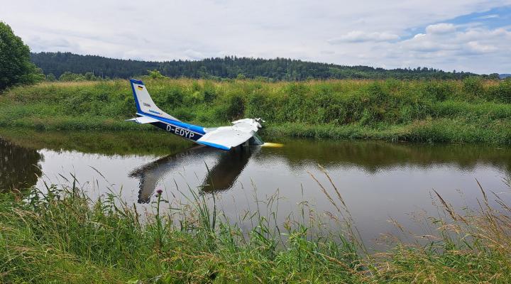 Cessna 182 L Skylane (D-EDYP) w rzece Bóbr (fot. OSP Łomnica, Facebook)