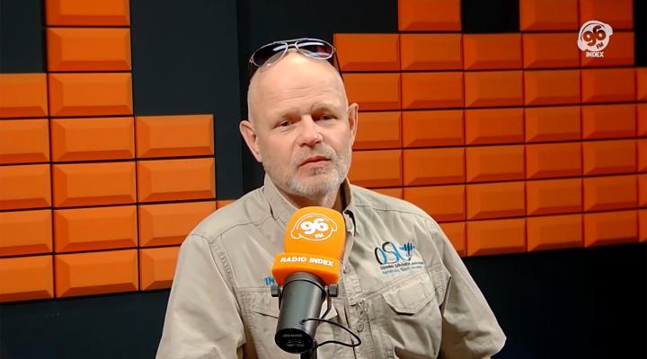 Dr inż. Jarosław Gniazdowski, dyrektor Ośrodka Szkolenia Lotniczego w Przylepie-Zielonej Górze w GOŚĆ NA 96FM (fot. kadr z filmu na youtube.com)