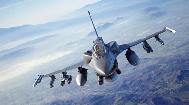 F-16 Fighting Falcon w locie - uzbrojony (fot. Lockheed Martin)