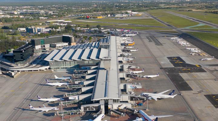 Lotnisko Chopina - widok z góry na terminal, samoloty i pas startowy (fot. FILMOLOT, lotnisko-chopina.pl)