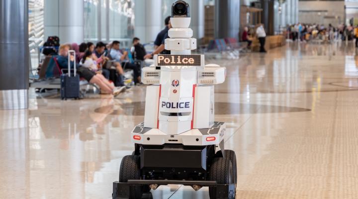 Policyjny robot patroluje lotnisko Changi w Singapurze (fot. Singapore Police Force, Facebook)