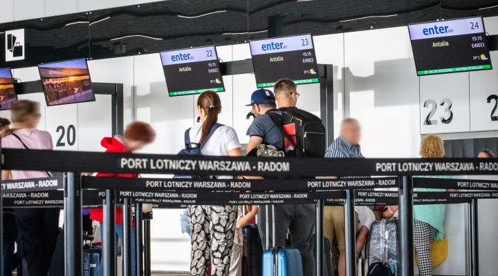 Port Lotniczy Warszawa-Radom - pasażerowie w terminalu (fot. Lotnisko Warszawa-Radom, Facebook)