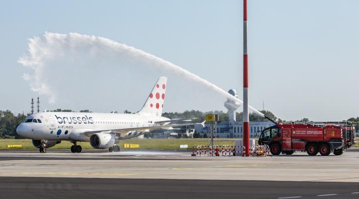 Samolot Brussels Airlines na Lotnisku Chopina - salut wodny (fot. D.Kłosiński)