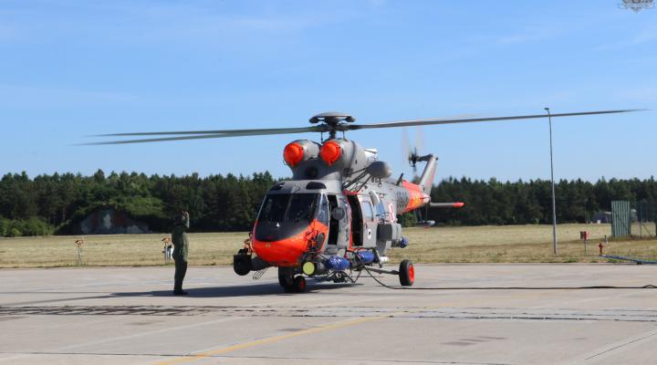 W-3WARM z 44. Bazy Lotnictwa Morskiego na lotnisku - przygotowanie do lotu (fot. kmdr ppor. Marcin Braszak)