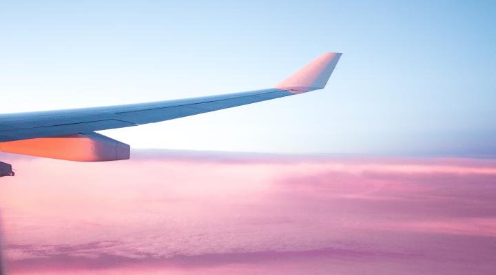 Widok z okna samolotu pasażerskiego