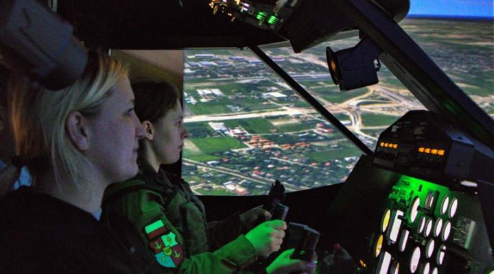 Zajęcia na symulatorze lotów w Lotniczej Akademii Wojskowej (fot. LAW)