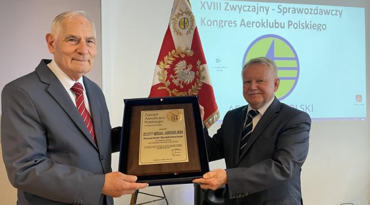 Medal Aeroklubu Polskiego dla Ryszarda Szułakiewicza (fot. Rafał Woźnicki)