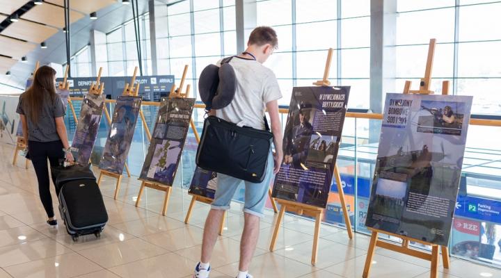 Wystawa „Polacy w bitwie o Wielką Brytanię” w terminalu lotniska EPRZ_1