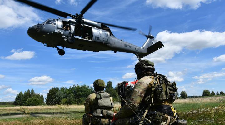 Ćwiczenia kontrterrorystów z policyjnym Black Hawkiem (fot. KWP w Białymstoku)