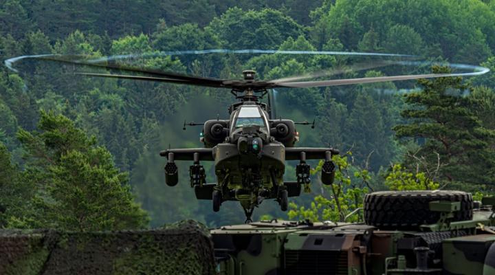 AH-64E Apache nad ziemią - widok z przodu (fot. sierż. Aleksander Perz)