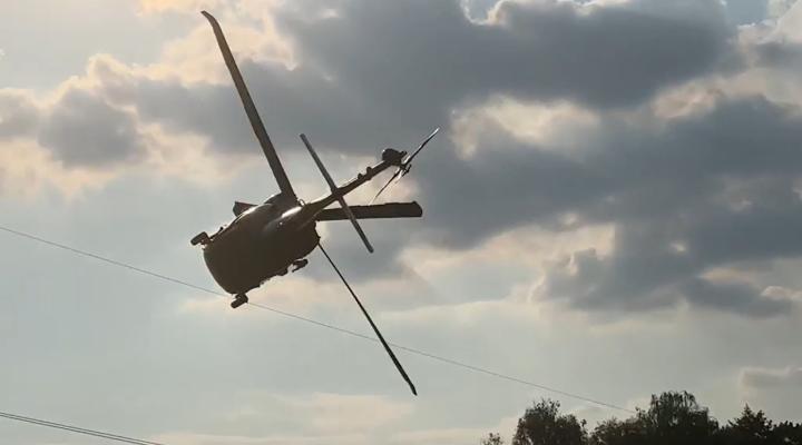 Black Hawk zawadził o linię energetyczną podczas pikniku wojskowego z okazji 103. rocznicy bitwy pod Sarnową Górą koło Ciechanowa (fot. kadr z filmu RMF FM)