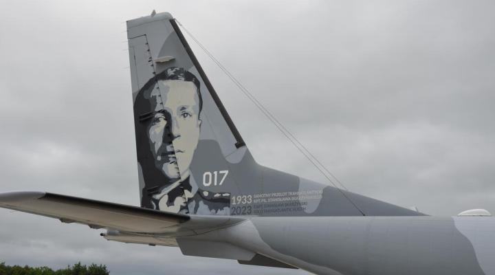 C-295M CASA w malowaniu okolicznościowym - sylwetka płk. pil. Stanisława Jakuba Skarżyńskiego - ogon (fot. 8 Baza Lotnictwa Transportowego)
