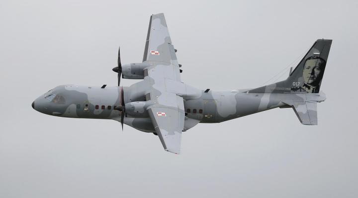 C-295M CASA z wizerunkiem płk. pil. Stanisława Skarżyńskiego na ogonie w locie (fot. Marcin Sigmunt, 8.BLTr)