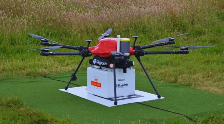 Dostarczanie przesyłki za pomocą drona (fot. Skyports Drone Services)