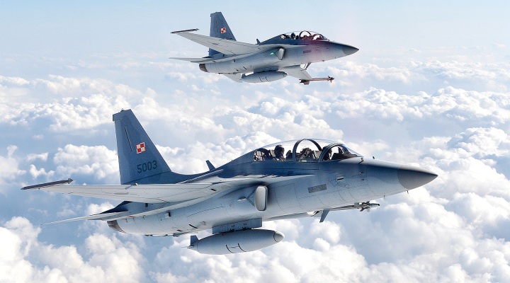 Dwa samoloty FA-50 w locie (fot. airshow.wp.mil.pl)