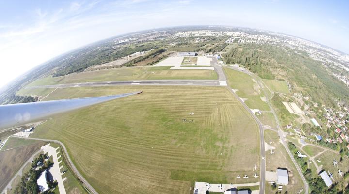 Lotnisko Łódź-Lublinek - widok z góry na hangary, pas startowy i terminal (fot. Aeroklub Łódzki)