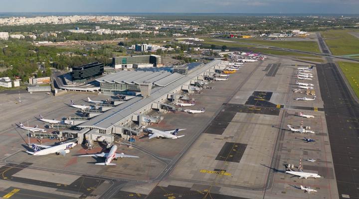 Lotnisko Chopina - widok z góry na terminal, płytę postojową, drogi kołowania i pas startowy (fot. FILMOLOT, lotnisko-chopina.pl)