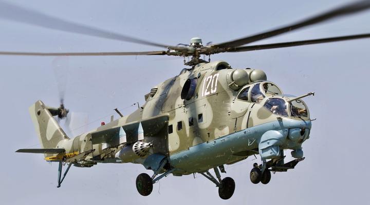 Mi-24 Sił Powietrznych Republiki Białorusi w locie (fot. FOX 52, CC BY-SA 4.0, Wikimedia Commons)