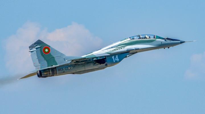 MiG-29 bułgarskich Sił Powietrznych w locie (fot. Airman 1st Class Brooke Keisler)