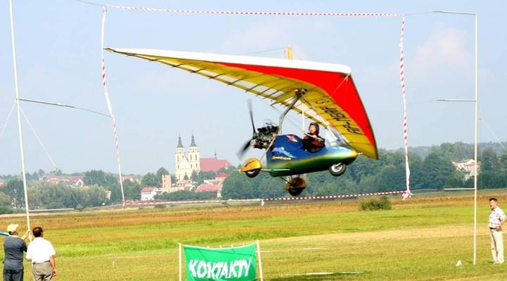 Mikrolotowe Mistrzostwa w Łomży - przelot przez bramkę (fot. Tygodnik KONTAKTY)