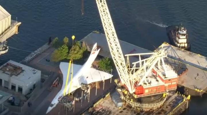 Proces przenoszenia odrzutowca Concorde na barkę, fot, kadr youtube