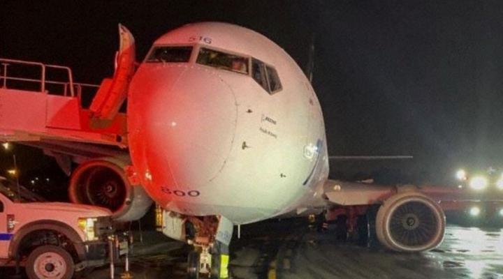 Uszkodzenia Alaska Airlines po lądowanii w Santa Ana, fot. Avherald