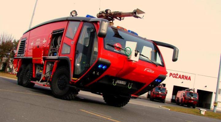 Wóz strażacki jednostki Lotniskowej Straży Pożarnej w Jasionce (fot. kadr z filmu na youtube.com)