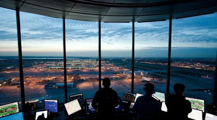 Wieża kontroli lotów na lotnisku Heathrow - wewnątrz (fot. NATS)