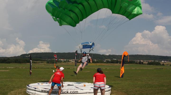 Zawody spadochronowe na lotnisku w Masłowie (fot. Dariusz Szczepanik)2