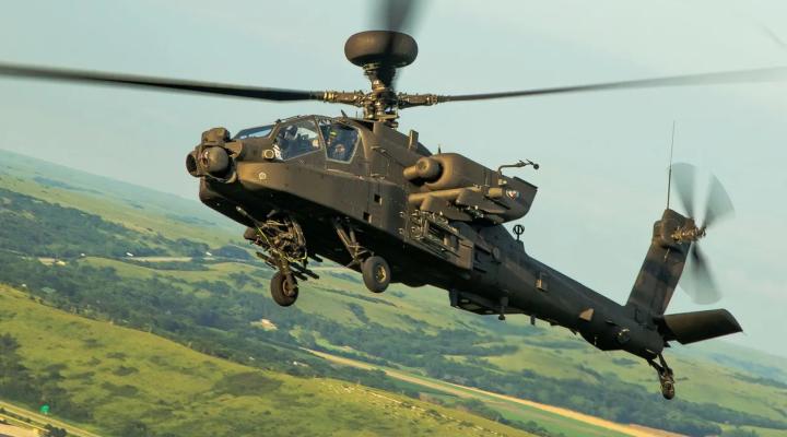 AH-64E APACHE w locie (fot. Siły Zbrojne Stanów Zjednoczonych)