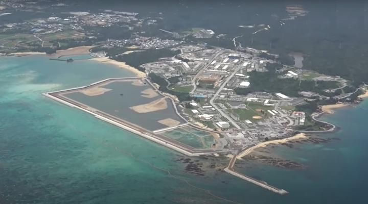 Budowa lotniska dla amerykańskiego wojska na Okinawie (fot. kadr z filmu na youtube.com)