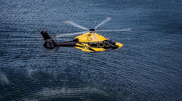 H160 w locie nad wodą (fot. Dianne Bond, Airbus Helicopters)