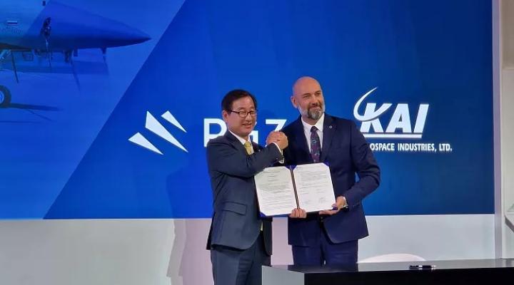 Prezes Polskiej Grupy Zbrojeniowej Sebastian Chwałek oraz Kang Goo Young, prezes Korea Aerospace Industries podpisali porozumienie o współpracy (fot. Targi Kielce)