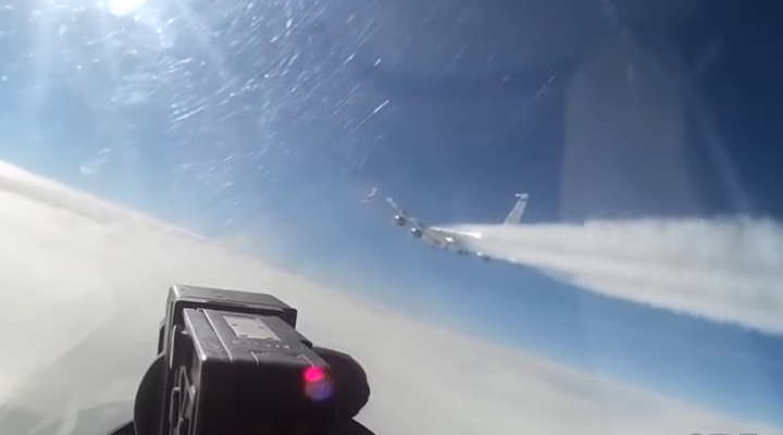 Rosyjski Su-27 zbliżyły się do samolotu rozpoznawczego RAF-u RC-135 Rivet Joint (fot. kadr z filmu na youtube.com)