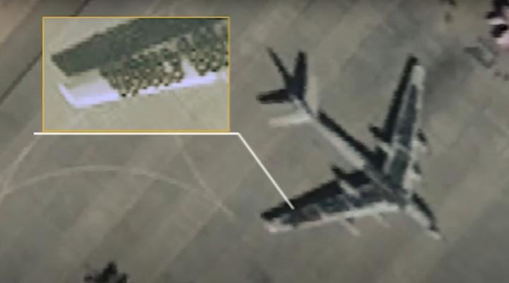Rosyjskie siły powietrzne próbują chronić swoje samoloty przy pomocy opon samochodowych (fot. kadr z filmu na youtube.com)