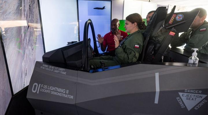 Symulator kokpitu F-35 zaprezentowany przez Lockheed Martin w czasie Air Show w Radomiu (fot. Michał Niwicz)