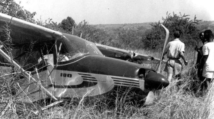 Wrak samolotu, którym podróżował Ernest Hemingway, fot. docteach