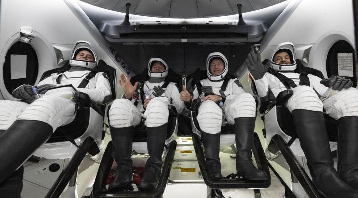 Załoga SpaceX Crew-6 NASA bezpiecznie wraca na Ziemię w pobliżu wybrzeża Florydy (fot. NASA, Joel Kowsky)