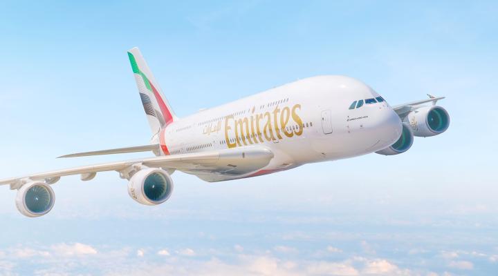 A350 linii Emirates w locie - widok z przodu z ukosa (fot. Emirates)