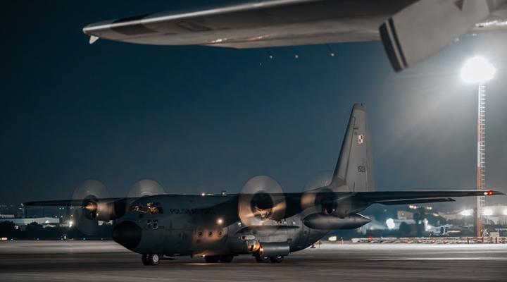 C-130 Hercules polskich SiłZbrojnych na lotnisku (fot. mł. chor. Piotr Gubernat, Combat Camera)