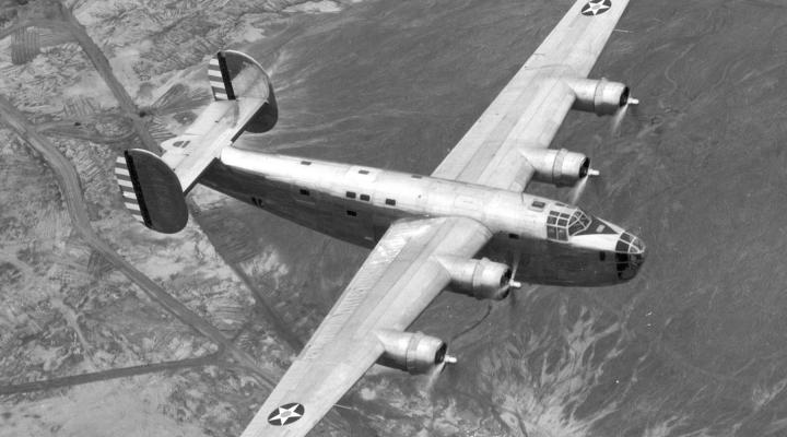 Consolidated XB-24 w locie (fot. U.S. Air Force photo, domena publiczna, Wikimedia Commons)